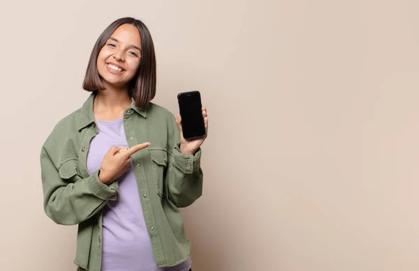 Mujer Joven Sonriendo Alegremente Sintiéndose Feliz Señalando Hacia Lado Hacia — Foto de Stock