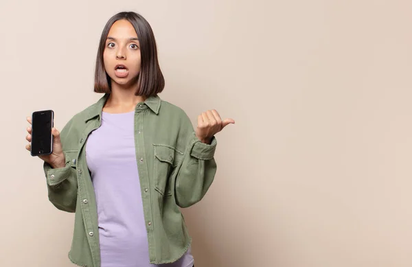 Junge Frau Schaut Erstaunt Ungläubig Zeigt Auf Gegenstand Der Seite — Stockfoto