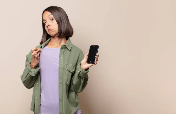 Jovem Mulher Olhando Arrogante Bem Sucedido Positivo Orgulhoso Apontando Para — Fotografia de Stock