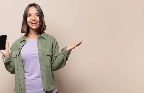 Junge Frau Die Sich Glücklich Überrascht Und Fröhlich Fühlt Mit — Stockfoto