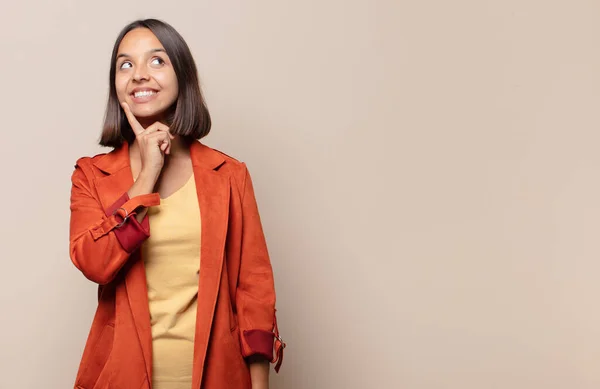 Joven Mujer Sonriendo Feliz Soñando Despierto Dudando Mirando Lado —  Fotos de Stock