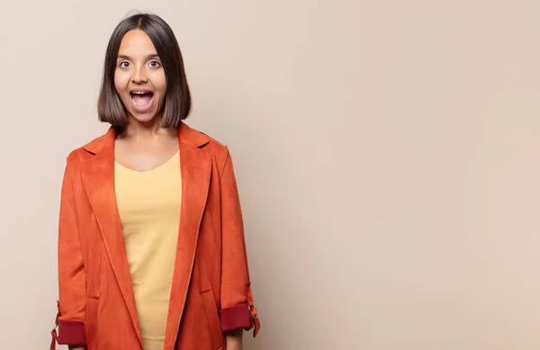 Mujer Joven Que Feliz Gratamente Sorprendida Emocionada Con Una Expresión —  Fotos de Stock