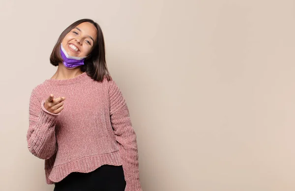 Joven Mujer Apuntando Cámara Con Una Sonrisa Satisfecha Segura Amigable —  Fotos de Stock