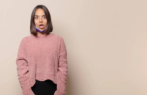 Joven Mujer Mirando Muy Sorprendido Sorprendido Mirando Con Boca Abierta —  Fotos de Stock