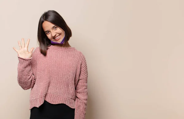 Joven Mujer Sonriendo Buscando Amigable Mostrando Número Cinco Quinto Con —  Fotos de Stock