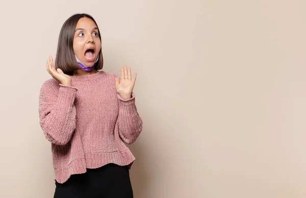 Giovane Donna Che Sente Felice Eccitata Sorpresa Guardando Lato Con — Foto Stock