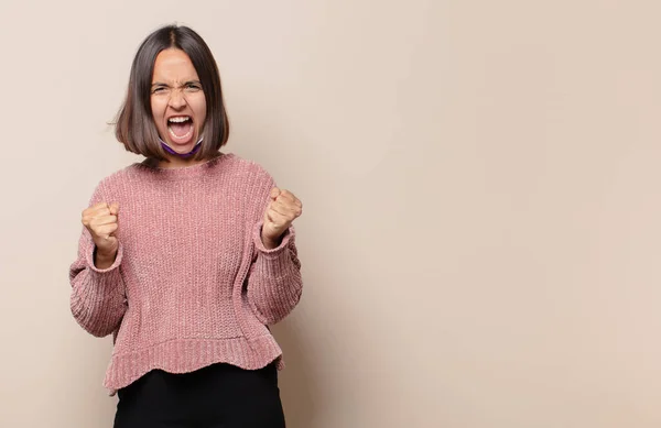 Giovane Donna Gridando Aggressivamente Con Espressione Arrabbiata Con Pugni Serrati — Foto Stock