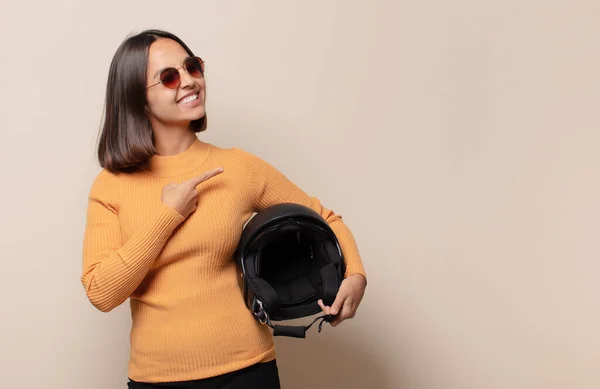 Mujer Joven Sonriendo Alegremente Sintiéndose Feliz Señalando Hacia Lado Hacia —  Fotos de Stock