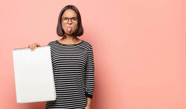 Joven Artista Sintiéndose Disgustada Irritada Sacando Lengua Detestando Algo Desagradable — Foto de Stock