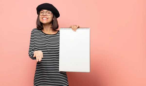 Jovem Artista Sorrindo Feliz Com Amigável Confiante Olhar Positivo Oferecendo — Fotografia de Stock