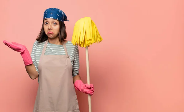 Young Woman Housekeeper Feeling Puzzled Confused Doubting Weighting Choosing Different — Stock Photo, Image