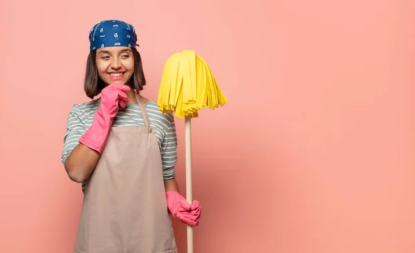 Pembantu Rumah Tangga Wanita Muda Tersenyum Dengan Ekspresi Yang Bahagia — Stok Foto