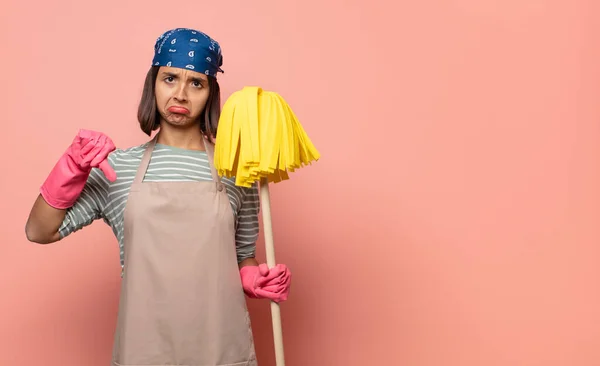 Junge Haushälterin Fühlt Sich Gekreuzt Wütend Genervt Enttäuscht Oder Unzufrieden — Stockfoto