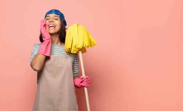 Ung Kvinna Hushållerska Känner Sig Glad Upphetsad Och Positiv Ger — Stockfoto