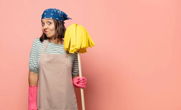 Young Woman Housekeeper Shrugging Feeling Confused Uncertain Doubting Arms Crossed — Stock Photo, Image