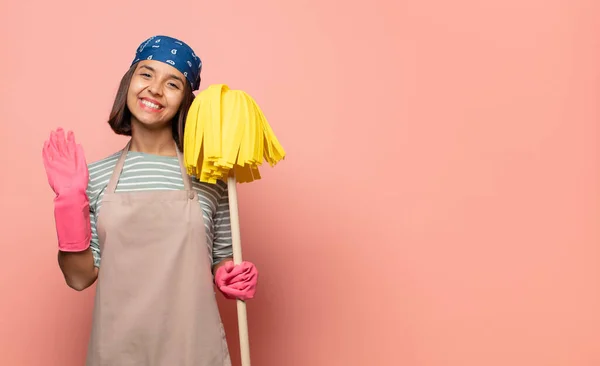 Junge Haushälterin Lächelt Glücklich Und Fröhlich Winkt Mit Der Hand — Stockfoto