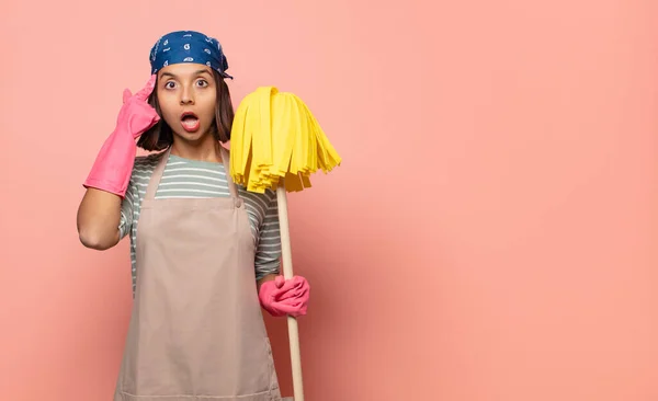 Young Woman Housekeeper Looking Surprised Open Mouthed Shocked Realizing New — Stock Photo, Image