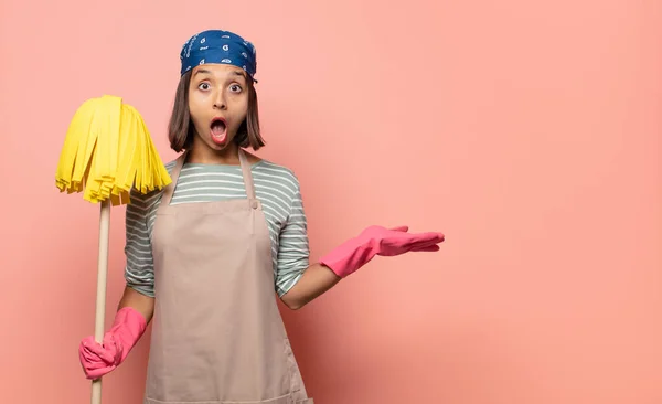 Young Woman Housekeeper Looking Surprised Shocked Jaw Dropped Holding Object — Stock Photo, Image