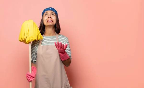 Young Woman Housekeeper Looking Desperate Frustrated Stressed Unhappy Annoyed Shouting — Stock Photo, Image