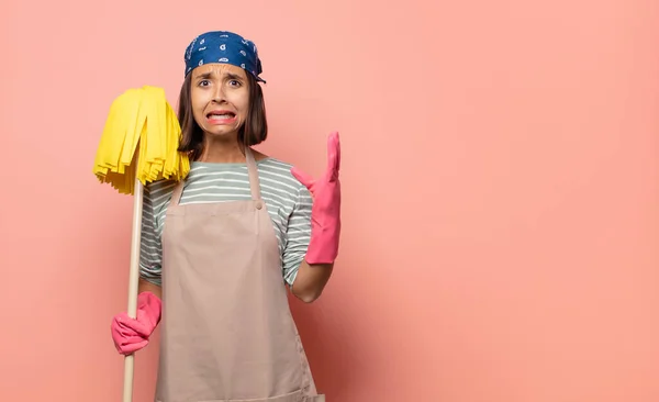 Young Woman Housekeeper Screaming Hands Air Feeling Furious Frustrated Stressed — Stock Photo, Image