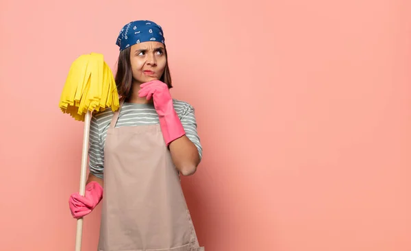 Jonge Vrouw Huishoudster Denken Gevoel Twijfelachtig Verward Met Verschillende Opties — Stockfoto