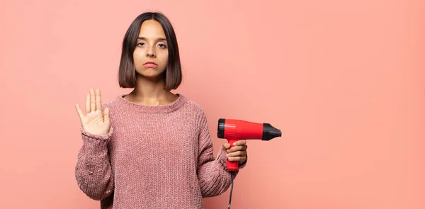 Alvorlig Streng Misfornøyd Sint Med Åpen Håndflate Som Stopper Gesten – stockfoto