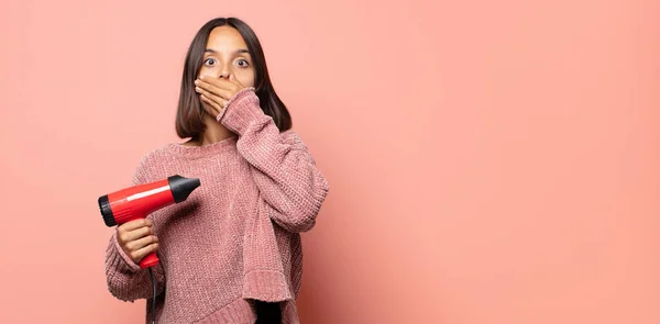 Coprire Bocca Con Mani Con Espressione Scioccata Sorpresa Mantenendo Segreto — Foto Stock