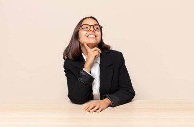 Gülümseyerek mutlu ve hayal kurarak ya da şüphe duyarak, yan tarafa bakarak