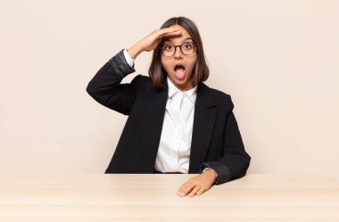 Mutlu, şaşkın ve şaşırmış görünüyor, gülümsüyor ve inanılmaz ve inanılmaz iyi haberleri fark ediyor.