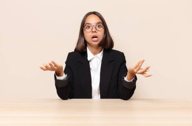 Açık sözlü ve şaşırmış, şok olmuş ve hayrete düşmüş.