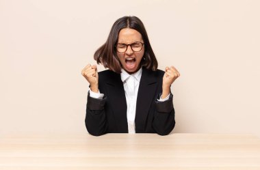 Kızgın bir ifadeyle saldırganca bağırmak ya da başarıyı kutlayan yumruklarla.