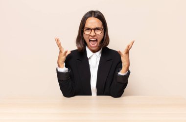 Eller havada bağırmak, öfkeli, sinirli, stresli ve üzgün hissetmek.