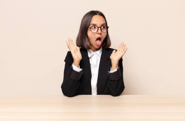 Mutlu, heyecanlı ve şaşırmış hissediyorum, iki elimle de yana bakıyorum.