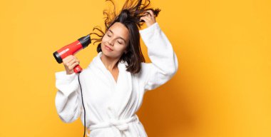 Saç kurutma makinesi olan İspanyol bir kadın.