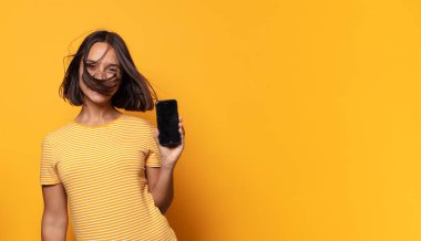 Akıllı telefonunu kullanan İspanyol güzel kadın.