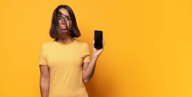 Akıllı telefonunu kullanan İspanyol güzel kadın.