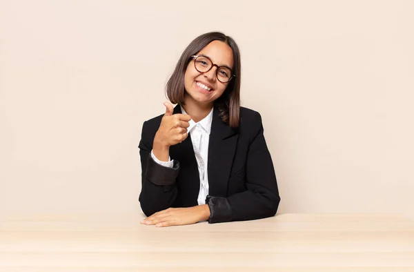 Sentirsi Orgogliosi Spensierati Fiduciosi Felici Sorridendo Positivamente Con Pollici — Foto Stock