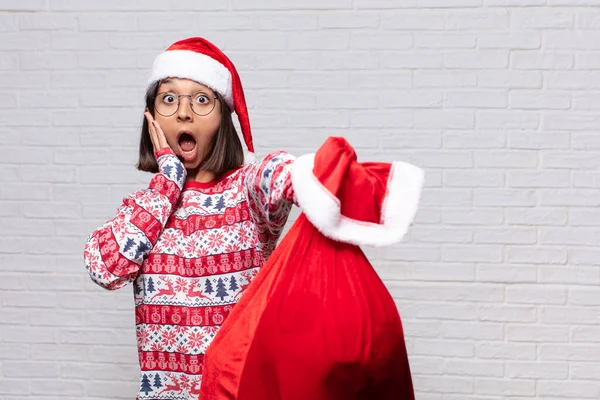 Concepto Navidad Mujer Joven Contra Pared Ladrillo — Foto de Stock