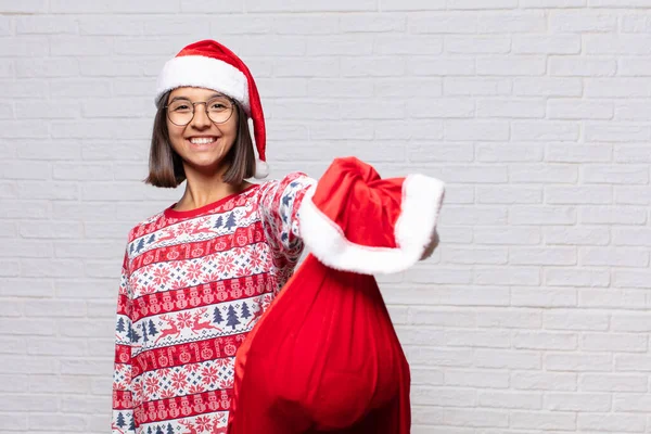 Genç Kadın Tuğla Duvara Karşı Noel Konsepti — Stok fotoğraf