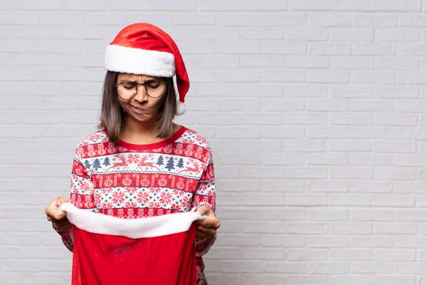 Junge Frau Fährt Mit Weihnachtskonzept Gegen Mauer — Stockfoto