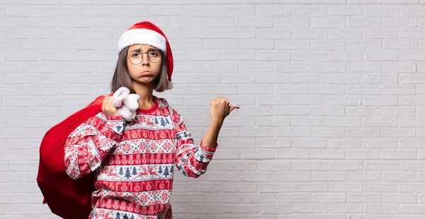 Conceito Natal Jovem Mulher Contra Parede Tijolo — Fotografia de Stock