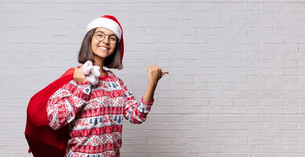 Genç Kadın Tuğla Duvara Karşı Noel Konsepti — Stok fotoğraf