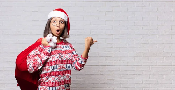 Junge Frau Fährt Mit Weihnachtskonzept Gegen Mauer — Stockfoto