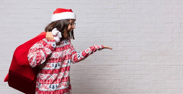 Jong Vrouw Kerst Concept Tegen Baksteen Muur — Stockfoto