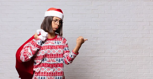 Conceito Natal Jovem Mulher Contra Parede Tijolo — Fotografia de Stock