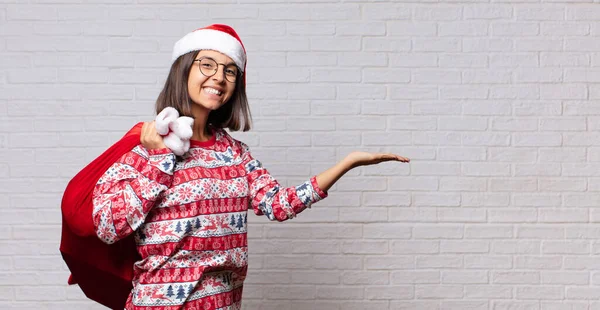 Genç Kadın Tuğla Duvara Karşı Noel Konsepti — Stok fotoğraf