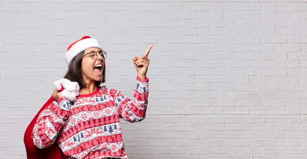 Junge Frau Fährt Mit Weihnachtskonzept Gegen Mauer — Stockfoto