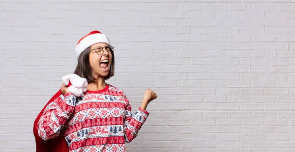 Conceito Natal Jovem Mulher Contra Parede Tijolo — Fotografia de Stock