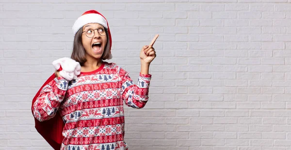 Concepto Navidad Mujer Joven Contra Pared Ladrillo — Foto de Stock