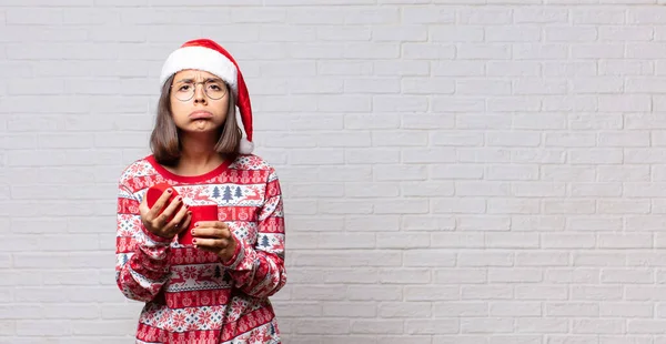 Genç Kadın Tuğla Duvara Karşı Noel Konsepti — Stok fotoğraf